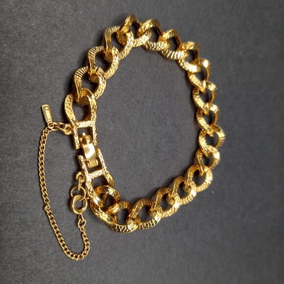 Vintage Monet Textured Bracelet, Gold Plated, Safety Chain, 7 1/4 Inch, 1960s - Picture 4 of 10
